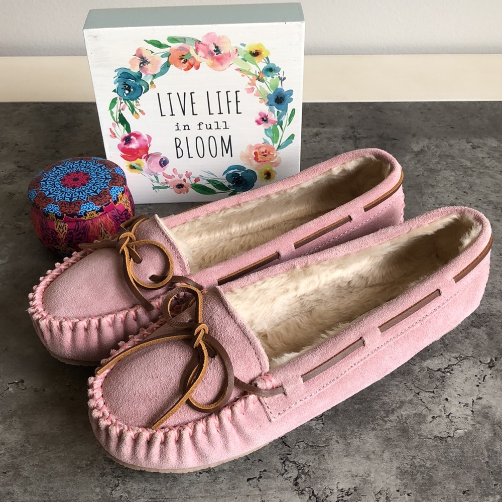 NWT Minnetonka Cally Pink Blush Moccasin Slippers